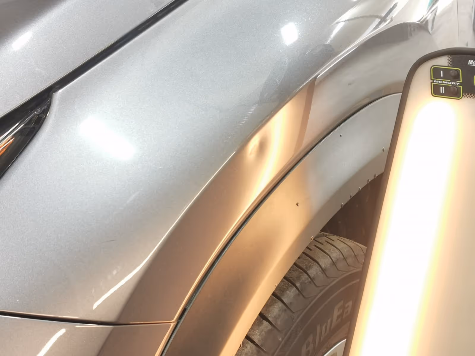 Detaliu de finisaj auto corectat și lustruit în atelier