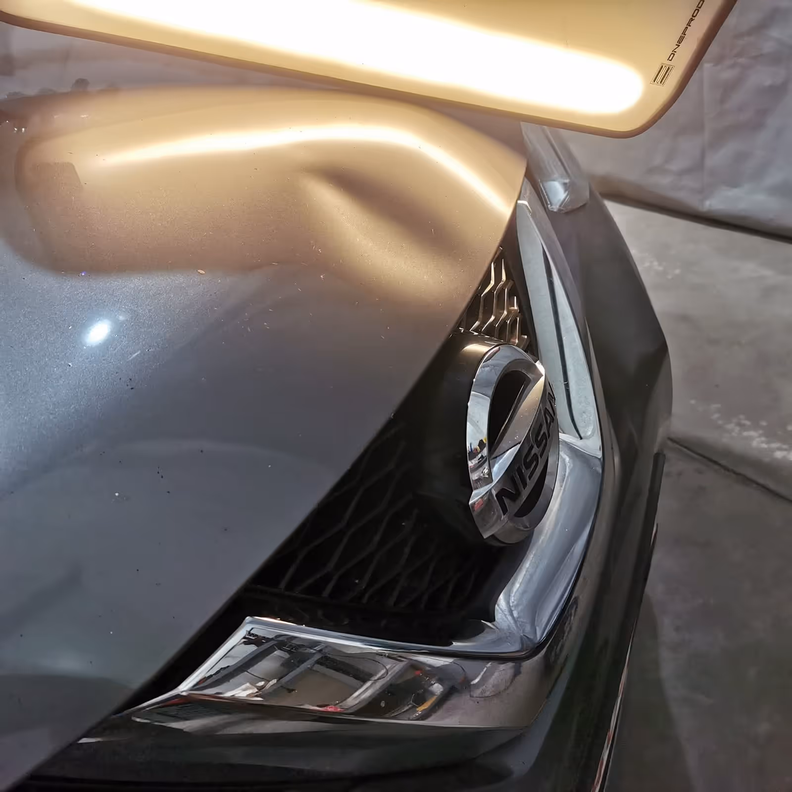 Tapițeria auto în timpul procesului de curățare în atelier